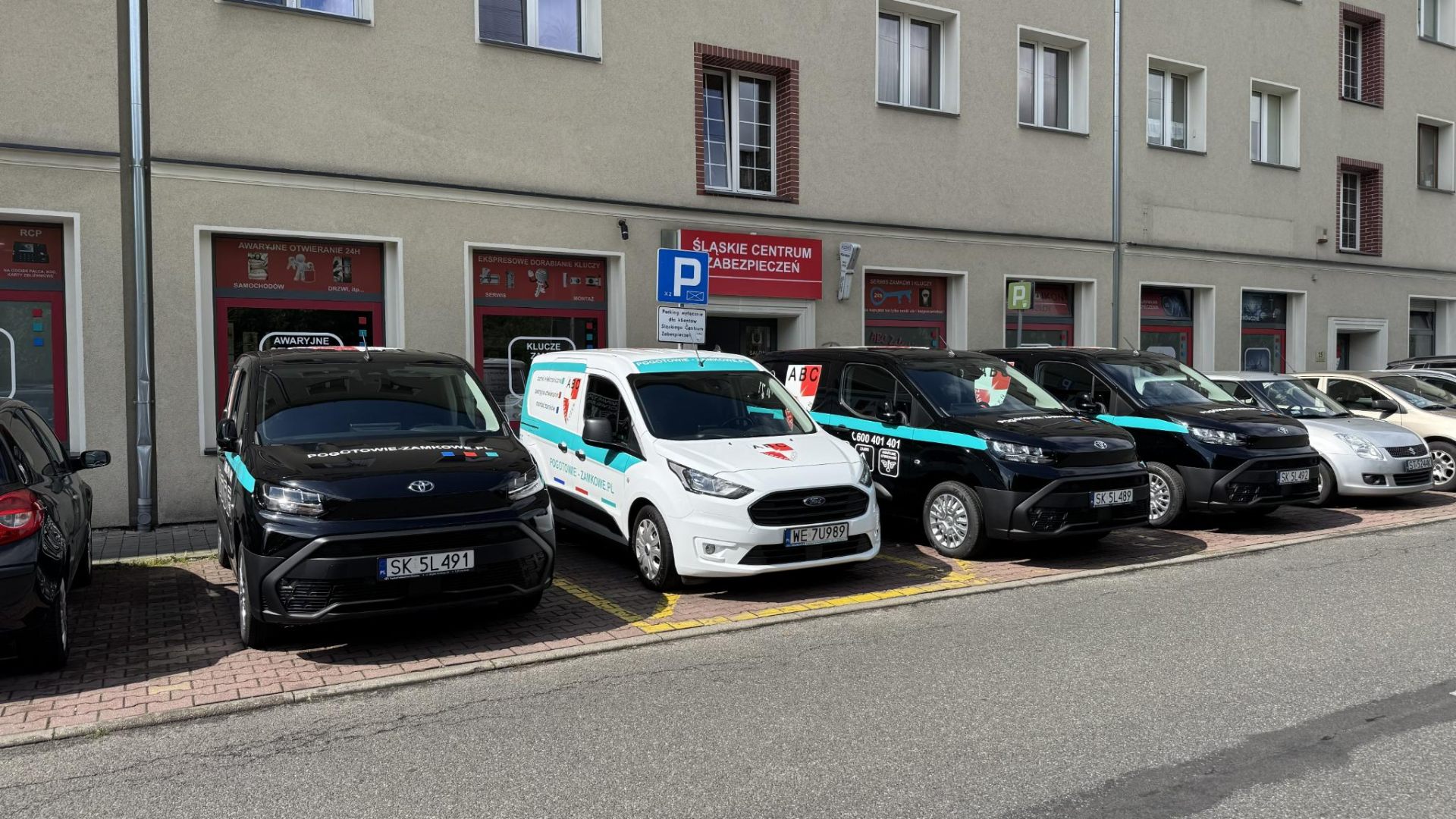 ABC Zabezpieczeń Katowice - flota pojazdów pogotowia zamkowego przed siedzibą Śląskiego Centrum Zabezpieczeń