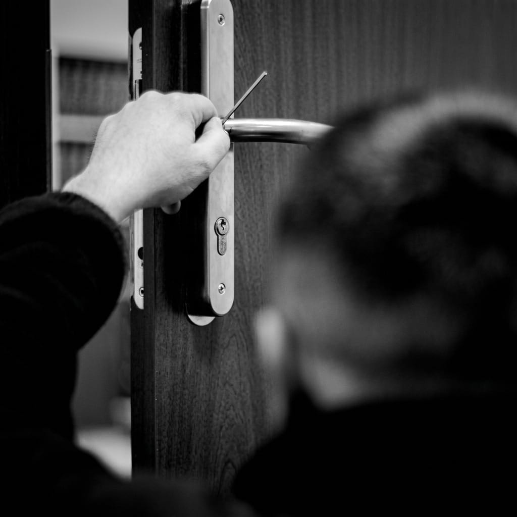 Policyjna licencja na awaryjne otwieranie mieszkań