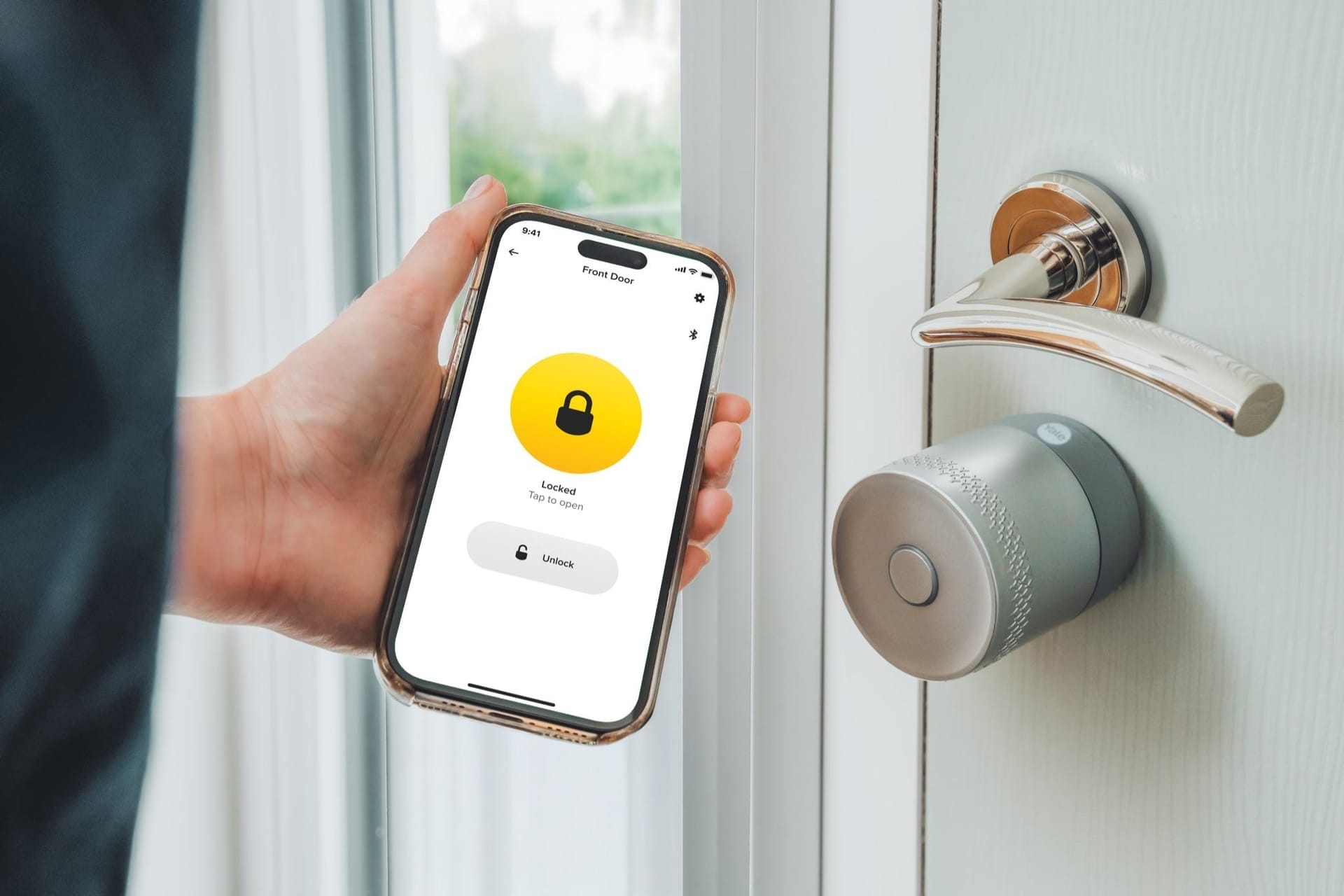 Yale Smart Lock na drzwiach Yale Smart Locks Hero